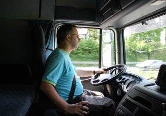 سائق شاحنة ينام على الطريق.. "شاهد" ماذا حدث؟