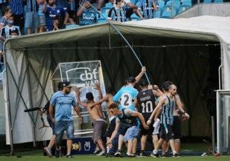 "شاهد" مشجعو غريميو يقتحمون أرض الملعب عقب الخسارة