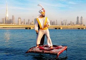 شاهد.. شاب يطير بالبساط السحري في دبي
