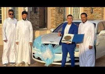 شاهد.. "هدية مليونية" من عائلة سعودية لمطرب المهرجانات عمر كمال