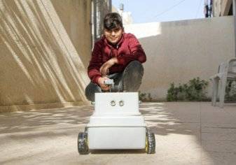 بأنامل طفل.. اختراع روبوت يساعد المكفوفين على المشي