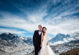 بالصور: زوجان يحتفلان بزفافهما على قمة جبل!