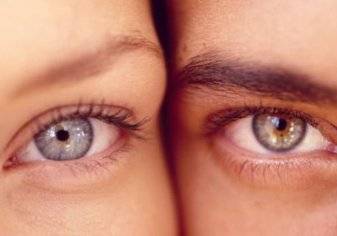 لماذا ينجذب الرجال للنساء ذوات العيون الزرقاء؟