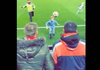 فيديو طريف.. طفل يسرق الكرة في مباراة ليفربول ضد بورتو