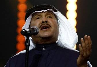 شاهد.. محمد عبده يبكي على المسرح والجمهور "دموعك غالية"