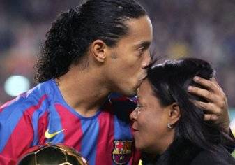 رونالدينيو يستذكر أسعد اللحظات مع والدته