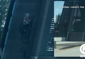 موقف صعب "شاهد" سائق دراجة معلق فوق جسر مفتوح!