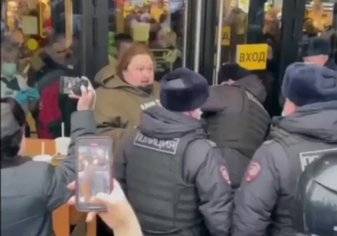 شاهد.. كيف تصرف رجل بوزن 240 كلغ بعد قرار إغلاق ماكدونالدز في روسيا!