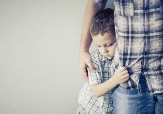 كيفية التعامل مع الطفل الخجول والانطوائي