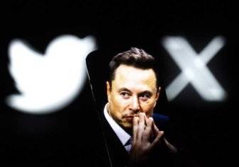 بعد إعلانه «توديع الطيور».. السلطات تُجبر إيلون ماسك على إزالة شعار «إكس» من مقر تويتر
