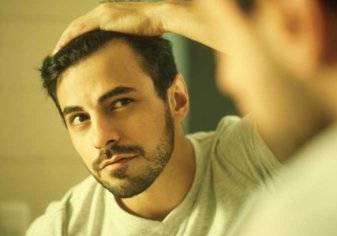 6 أسباب شائعة لتساقط الشعر عند الرجال