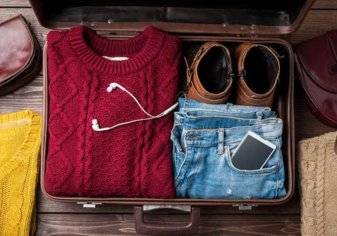 كيفية تعبئة الملابس الضخمة والأمتعة في حقيبة السفر الشتوية