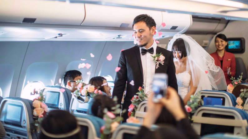 أول زفاف في الجو على ارتفاع 35 ألف قدم