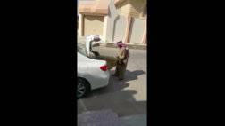 سعودي يخرج خروف من سيارة2.jpg