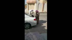 سعودي يخرج خروف من سيارة.jpg