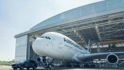 سيارة بورش تسحب أكبر طائرة في العالم