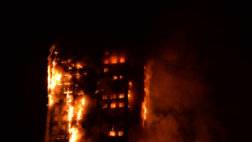حريق ضخم يلتهم برج سكني في لندن.jpg