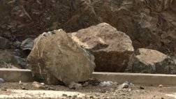 انهيار صخري على سيارة بالسعودية