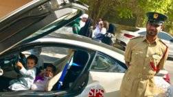شرطة دبي تأخذ أسرة إماراتية في جولة بأحد سياراتها الفارهة