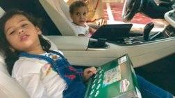 شرطة دبي تأخذ أسرة إماراتية في جولة بأحد سياراتها الفارهة