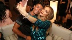 Cristiano-Ronaldo-posing-for-a-selfie-Jennifer-Lopez.jpg