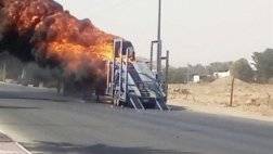 النيران تلتهم 4 سيارات على متن شاحنة بمحافظة الأفلاج