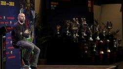 48886E9600000578-5306625-The_Argentine_defender_sits_on_the_podium_with_his_18_trophies_o-a-1_1516803467330.jpg