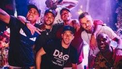 8012354-6544243-Neymar_posed_with_Melo_front_Medina_behind_Melo_and_Lima_while_T-a-15_1546346640471.jpg