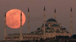 155286-يظهر-القمر-العملاق-خلف-جامع-تشامليجا-باسطنبول-في-تركيا.jpg