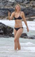 3BD3575A00000578-4085972-Stunner_Maria_Sharapova_29_showed_off_her_super_toned_figure_and-a-41_1483492328087.jpg