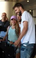 Shakira-and-Girard-Pique-with-sons-Milan-Sasha-Pique-Mebarak-at-MIA-airport.jpg