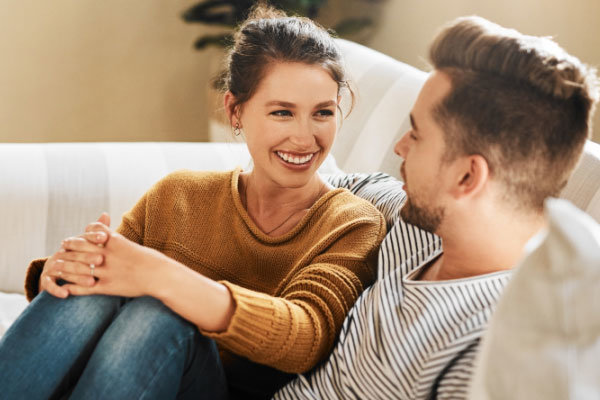 21 طريقة لمغازلة زوجتك وتجعل دفء الرومانسية يطوق حياتكما
