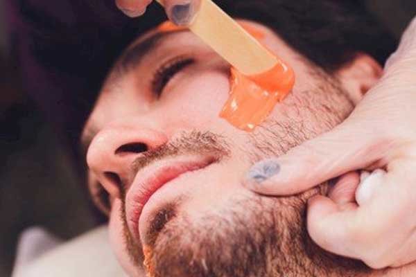 إزالة شعر الوجه للرجال عن طريق استخدام الشمع