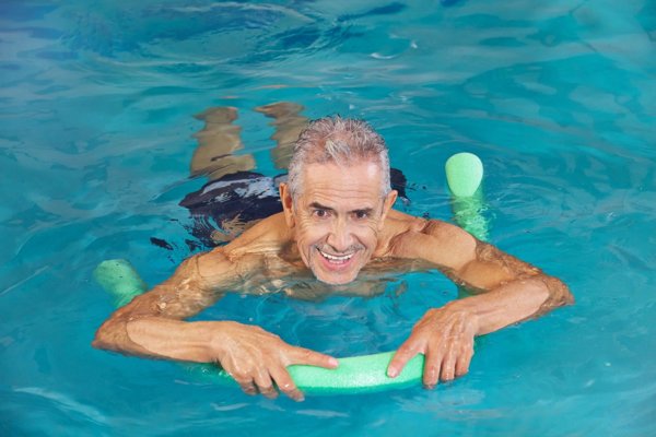 ممارسة السباحة تقوي العضلات التي تعطي شكلاً جميلاً لقوام الرجل