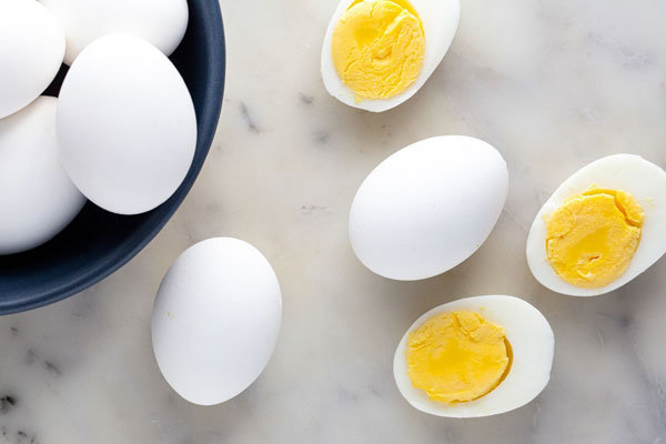 لماذا يجب استبدال البيض بأنواع وجبات خفيفة غنية بالبروتين؟