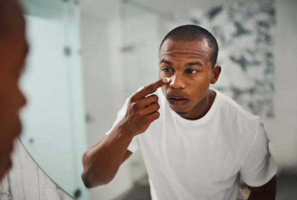 هناك طرق عملية تساعد الرجال على العلاج من الهالات السوداء 