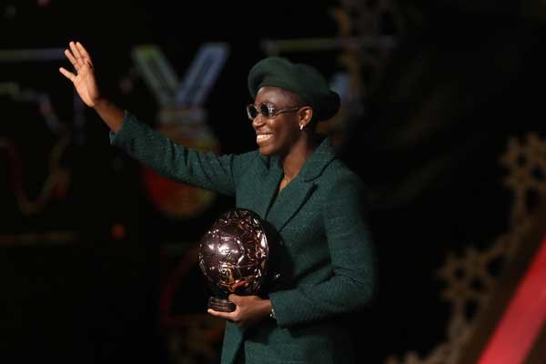 جائزة أفضل لاعبة إفريقية - النيجيرية عزيزات أشوالا