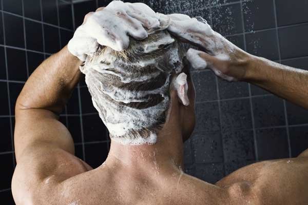 اغسل شعرك جيدًا ولكن بمعدل أقل أسبوعيًا