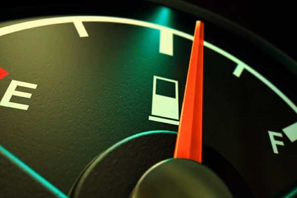 املأ نصف خزان الوقود في سيارتك