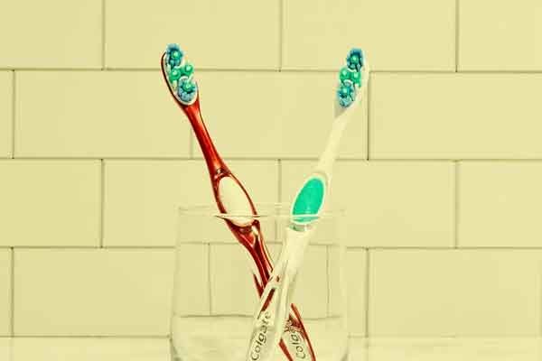 فوائد فرشاة الأسنان اليدوية