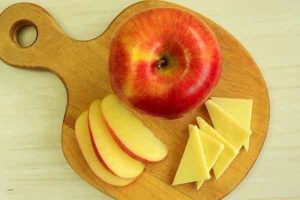 تناول طبق التفاح والجبن