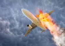 ركاب طائرة يعيشون لحظات من الرعب بعد اشتعال النيران في محركها (فيديو)
