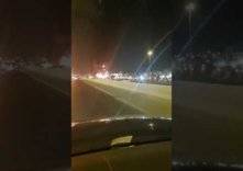 حريق هائل يندلع بمحطة وقود على طريق الجبيل – الظهران ويلتهم عدد من المركبات (فيديو)