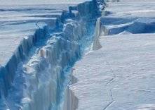 إنشقاق جبل جليدي قد تغير خارطة العالم قريباً