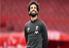 بالصور .. محمد صلاح ينقذ رجل بلا مأوى في ليفربول