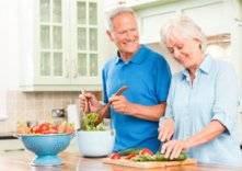 ماذا تأكل بعد سن الـ 60؟ توصيات غذائية مفيدة
