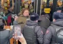 شاهد.. كيف تصرف رجل بوزن 240 كلغ بعد قرار إغلاق ماكدونالدز في روسيا!