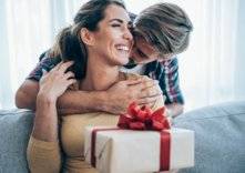 في عيد ميلاد الزوجة - أفكار هدايا ذات مغزى سحري ستعشقها زوجتك