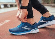 أفضل أحذية المشي للأقدام المسطحة عام 2024 وفقًا لخبراء الطب الرياضي