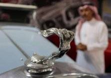 بالصور: سعودي يحول منزله لمتحف للسيارات القديمة